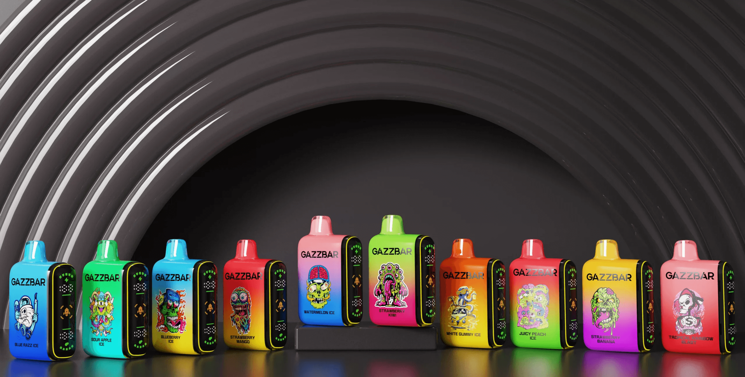 Uma fileira de dispositivos coloridos de vaporização GazzBar, cada um com designs distintos em estilo de desenho animado e sabores rotulados como Blue Razz Ice, Sour Apple Ice, Blueberry Ice e muito mais, exibidos contra um fundo escuro em arco.