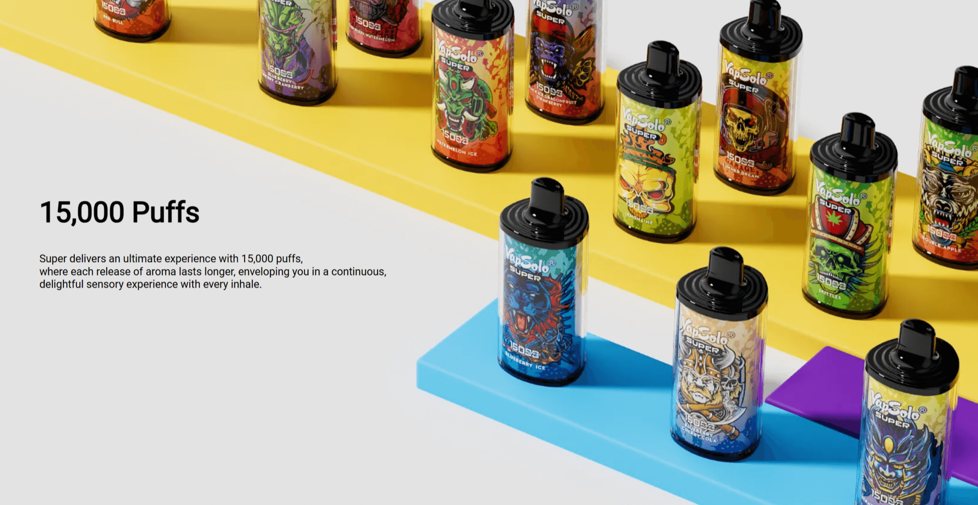 Färgglada vapeapparater för engångsbruk märkta "VapSolo Super" som visas på livfulla plattformar med steg, med olika smakdesigner och texten "15 000 puffar" med kampanjbeskrivning.