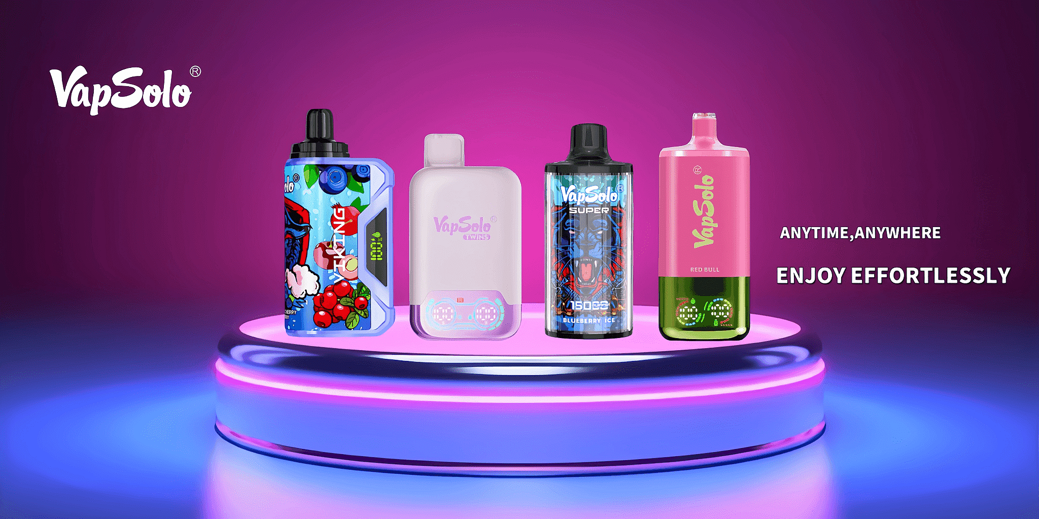 FD-Vape-VapSolo Viking 12k-Vapsolo Twins 20K-VapSolo Super 15K-VapSolo Triple 30K-Penna per svapo monouso Esposizione promozionale di dispositivi elettronici per lo svapo VapSolo in vari stili e gusti su una piattaforma illuminata su uno sfondo sfumato viola con lo slogan: "Sempre e ovunque; divertiti senza sforzo".