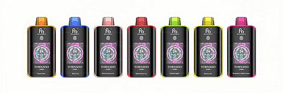 Una fila di sette colorati dispositivi monouso per lo svapo etichettati "Tornado 25000", ognuno con un display digitale che mostra "24W", circondato da un fulmine viola, con vari gusti come Miami Mint, Black Ice e Watermelon Ice.