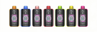 Eine Reihe aus sieben bunten Einweg-Vaporizern mit der Aufschrift „Tornado 25000“, jedes mit einer Digitalanzeige mit der Aufschrift „24 W“, umgeben von einem violetten Blitzdesign, und verschiedenen Geschmacksrichtungen wie „Miami Mint“, „Black Ice“ und „Watermelon Ice“.