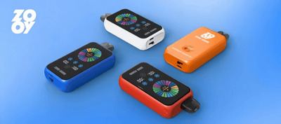 Cuatro dispositivos de vapeo coloridos con pantallas digitales, tres de ellos en azul, blanco y rojo, cada uno etiquetado como 'ZERO 4500', y uno en naranja etiquetado como 'ZERO 4800', sobre un fondo azul.