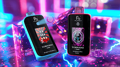 Due moderni dispositivi per lo svapo con design vivaci, uno blu con uno schermo che mostra la scritta "Blueberry Raspberry" e una grafica, l'altro rosa con la scritta "Strawberry Mint Candy". Lo sfondo è illuminato con colori al neon e forme astratte.