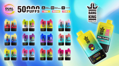 Une image promotionnelle mettant en vedette la vape jetable Bang King Dual Flavor, offrant 50 000 bouffées et présentée dans différentes options de couleurs et de saveurs sur un fond dégradé bleu.