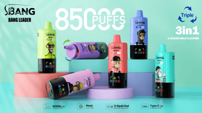 Een productadvertentie met kleurrijke "Bang Leader" vape-apparaten met cartoon-aapafbeeldingen, met nadruk op kenmerken als "85.000 trekjes", "3-in-1 instelbare smaken" en specificaties zoals het type mesh-spoel, e-liquid en batterij-indicator en een Type-C USB-oplaadpoort.