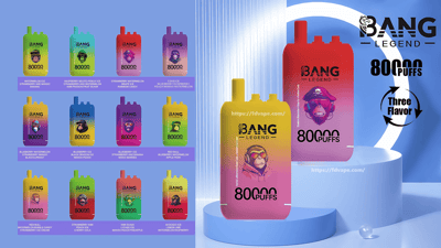Publicité colorée montrant plusieurs appareils de vapotage jetables Bang Legend dans des couleurs dégradées étiquetées 80 000 bouffées avec des noms de saveurs, deux appareils surdimensionnés sur des socles ronds sur fond bleu et le logo de la marque avec un graphique « Trois saveurs ».