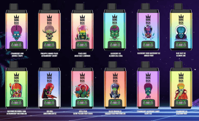 Douze pods Bang Box disposés en deux rangées de six, chacun avec des étuis de couleurs dégradées, un logo en forme de couronne, des illustrations extraterrestres et des étiquettes de saveur.