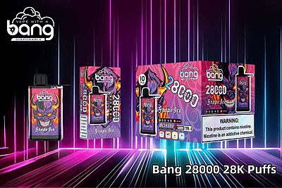Bang 28000 wegwerp-vape in de smaak Grape Ice met een levendige verpakking met een vlammend schedelontwerp, afgebeeld naast de doos en een verpakking van 10 stuks, met de markering "28K Puffs" en een nicotinewaarschuwing.