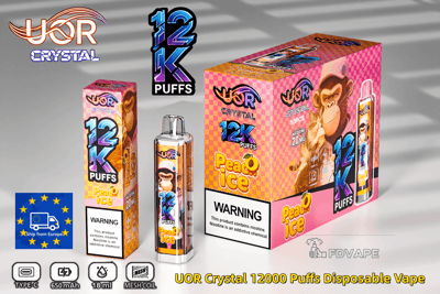Kit de vapeo desechable UOR Crystal Peach Ice 12000 Puffs con una caja a cuadros rosa, un dispositivo de cápsula transparente y una marca llamativa.