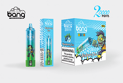 Un emballage pour un produit de vapotage jetable appelé « Bang Blaze » avec une palette de couleurs bleue et verte. L'emballage représente un personnage de zombie de dessin animé et met en valeur la saveur « Blueberry Ice » avec un avertissement concernant la nicotine. Le produit est annoncé avec « 2000 bouffées » et mentionne une quantité de « 10 pièces ».