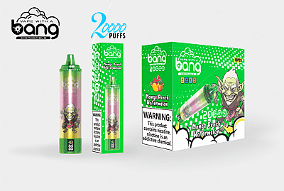 Appareil de vape jetable Bang au goût « Mangue Pêche Pastèque », 20 000 bouffées, présenté à côté de son emballage comportant un personnage de dessin animé et une étiquette d'avertissement sur la nicotine.