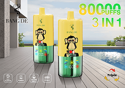 Imagen promocional que muestra dos dispositivos de vapeo desechables de la marca Bang De, amarillo y verde, con un gráfico de mono de dibujos animados, exhibidos cerca de una piscina, enfatizando la funcionalidad "80000 Puffs" y "3 en 1".