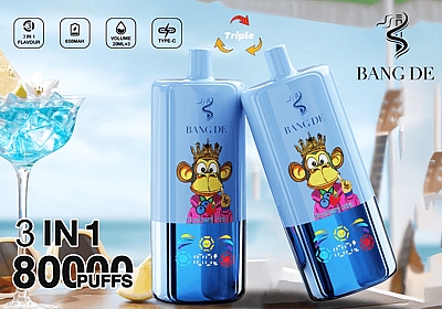 Imagen promocional de los dispositivos de vapeo Bang De con dos elegantes diseños azules con un gráfico de mono de dibujos animados e indicadores de vapeo con sabor, junto a un vaso con una bebida azul; incluye texto que resalta características como sabor 3 en 1, batería de 650 mAh y capacidad de 8000 bocanadas.