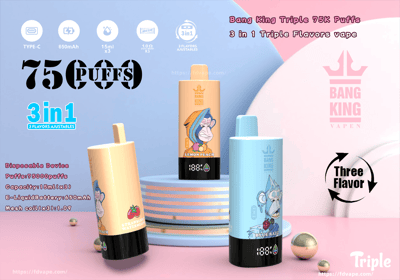 Immagine promozionale del Bang King Triple vape con tre dispositivi usa e getta con gusti diversi (fragola, anguria, limone e Blue Razz), che mette in evidenza le opzioni di triplo sapore regolabile, la capacità di 75.000 tiri e specifiche come la batteria da 650 mAh e la capacità del liquido di 15 ml per sapore.