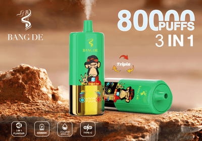 Werbebild von Bang De, einem grün-goldenen Vape-Gerät mit 80.000 Zügen, 3-in-1-Geschmacksoption und Spezifikationen wie 650-mAh-Akku und USB-Typ-C-Ladefunktion, dargestellt vor einem rötlichen Felshintergrund.