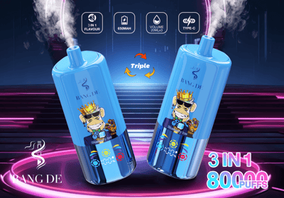 Ein Werbebild, das blaue Vaping-Geräte mit einem Comic-Affen mit Krone und Sonnenbrille und der Aufschrift „Bang De“ zeigt, umgeben von schwebenden Symbolen mit den Angaben „3-in-1-Geschmack“, 650-mAh-Akku, 20 ml Volumen, Typ-C-Ladefunktion und 8.000 Zügen vor einem dunklen, neonbeleuchteten Hintergrund.