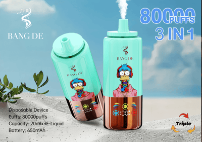 Zwei grüne Einweg-Vaping-Geräte mit der Marke „Bang De“ und Cartoon-Figuren-Designs werden auf einer Sandfläche unter blauem Himmel präsentiert und werben mit Funktionen wie 80.000 Zügen und einem Dreifach-Aromensystem.