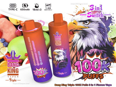 Pubblicità colorata che mostra due dispositivi di vaporizzazione usa e getta dall'arancio al viola etichettati Bang King Triple con un'aquila illustrata e uno sfondo di collage di frutta, oltre a icone per Type-C, batteria da 650 mAh, capacità di 18 ml × 3 e bobine mesh da 1,0 Ω e testo in grassetto che indica 100.000 sbuffi e interruttore 3 in 1.
