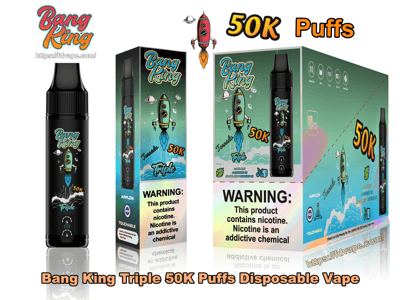 Das Black Bang King Triple-Einweg-Vape-Gerät wird zusammen mit zwei passenden Schachteln mit einem Farbverlauf von Grün zu Blau mit einer Raketenillustration, einem auffälligen '50K Puffs'-Branding und einem auffälligen Nikotinwarnschild gezeigt.