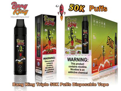 Bang King Triple Einweg-Vaporizer und seine Verpackung: ein schwarzes Gerät im Stiftstil mit grüner Raketengrafik, zwei grün-orangefarbene Produktverpackungen mit der Aufschrift '50K Puffs', Geschmackssymbolen und einem auffälligen Nikotin-Warnhinweis.