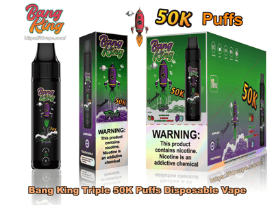 Drei Produktansichten eines Bang King Triple-Einweg-Vaporizers: ein schwarzes Gerät im Stiftstil und zwei grün-lila Verkaufsverpackungen, verziert mit einer Cartoon-Rakete und großem “50K Puffs”-Text sowie sichtbaren Nikotinwarnhinweisen und kleinen Geschmackssymbolen.