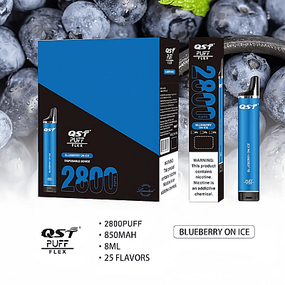 Un dispositivo per svapare monouso etichettato "Blueberry on Ice" con 2800 tiri, batteria da 850 mAh, capacità di 8 ml e 25 gusti disponibili. La confezione del prodotto riporta il marchio "QST PUFF FLEX".