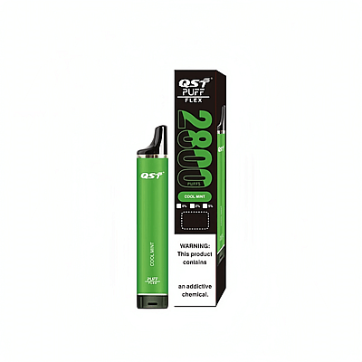 Un dispositivo per svapare usa e getta verde con il marchio "QST Puff Flex", etichettato "2800 puffs" e "Cool Mint", insieme a una scatola nera e verde con un avviso sulle sostanze chimiche che creano dipendenza.