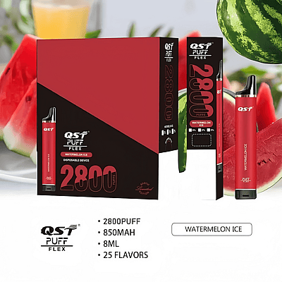 Una scatola rossa e nera per il dispositivo monouso QST Puff Flex con il gusto "Watermelon Ice", 2800 boccate, batteria da 850 mAh, capacità di 8 ml e 25 gusti esposti insieme a una penna per svapare e fette di anguria.