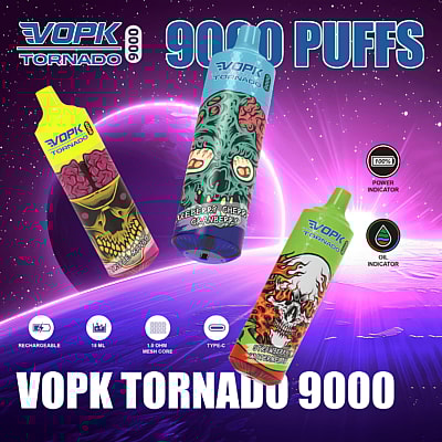 Werbebild für den VOPK Tornado 9000 Vape mit drei Geräten mit farbenfrohen Grafikdesigns vor einem kosmischen Hintergrund, wobei Funktionen wie 9000 Züge, wiederaufladbar, 18 ml Fassungsvermögen, 1,0-Ohm-Mesh-Core und Aufladen vom Typ C hervorgehoben werden.