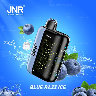 Un dispositivo de vapeo con la etiqueta "JNR" y sabor "Blue Razz Ice", rodeado de arándanos y cubitos de hielo sobre un fondo azul.