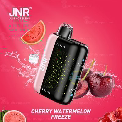 Un dispositivo de vapeo con la marca "JNR", rodeado de toques de cereza y sandía y un cubito de hielo. El texto dice "Cherry Watermelon Freeze" (Congelación de cereza y sandía).