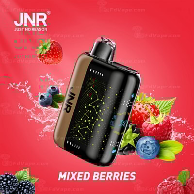 Dispositivo de vapeo JNR con sabor a frutos del bosque, rodeado de fresas, frambuesas, arándanos y moras sobre un fondo rojo.
