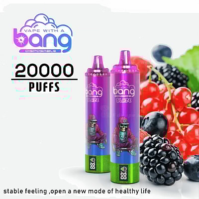 Dos coloridos dispositivos de vapeo desechables etiquetados como "Bang Blaze" con 20.000 bocanadas, colocados frente a una variedad de bayas, incluidas moras, grosellas rojas y arándanos.