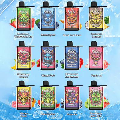 Een collectie kleurrijke wegwerp-vape-apparaten van het merk Bang met verschillende fruitsmaken, waaronder Strawberry Watermelon Ice, Blueberry Ice, Blood and Sand, Pineapple Coconut, Strawberry Banana, Mixed Fruit, Blueberries Raspberries, Peach Ice, Mango Peach, Watermelon, Grape Ice en Strawberry Kiwi Fruit, weergegeven tegen een blauwe achtergrond met ijs- en fruitafbeeldingen.