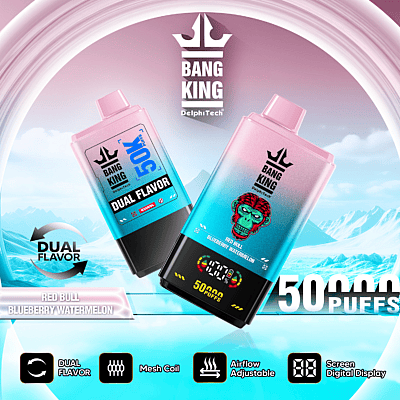 Werbebild für das Dual-Flavor-Vaping-Gerät von Bang King mit den Geschmacksrichtungen Red Bull und Blaubeer-Wassermelone. Es zeigt einen digitalen Zugzähler und eine einstellbare Luftzufuhr vor dem Hintergrund einer Winterlandschaft und betont die Kapazität von 50.000 Zügen und die Mesh-Coil-Technologie.