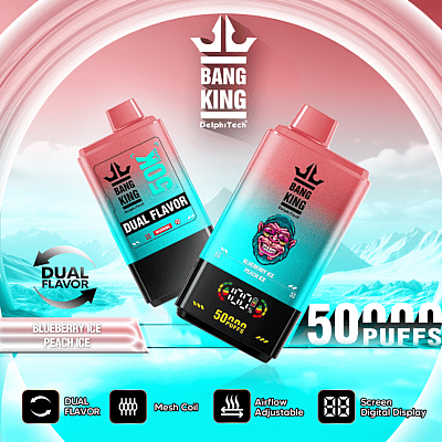 Werbedesign für ein Vape-Produkt mit zwei Geschmacksrichtungen, „Bang King“ von DelphTech, mit den Geschmacksrichtungen Blaubeereis und Pfirsicheis und einer Kapazität von 50.000 Zügen, angezeigt mit einem digitalen Bildschirm und einstellbaren Luftstromfunktionen vor einem stilisierten Eishintergrund.