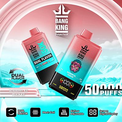 Diseño promocional para un producto de vapeo de doble sabor, 'Bang King' de DelphTech, que presenta sabores de hielo de arándano y hielo de durazno con una capacidad de 50,000 bocanadas, mostrado con una pantalla digital y funciones de flujo de aire ajustables sobre un fondo helado estilizado.