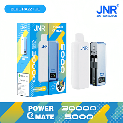 Een productpresentatie van de JNR Power Mate Blue Razz Ice, een vape-apparaat met een 5000mAh-batterij en een levensduur van 30.000 trekjes. Het apparaat en de verpakking worden getoond.