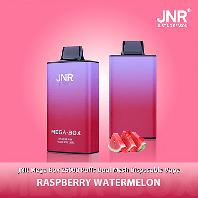 Deux appareils à vapotage jetables dégradés violet-rose de la marque « JNR Mega Box », avec un texte faisant la publicité d'une saveur de pastèque à la framboise et de 25 000 bouffées, présentés avec des tranches de pastèque et des framboises sur un fond rose.