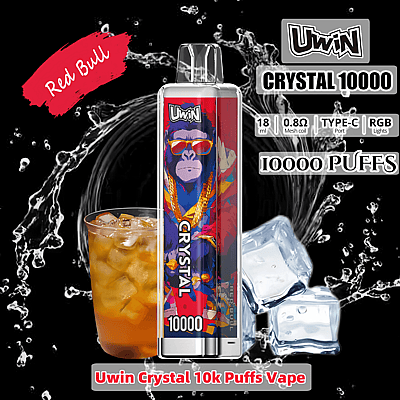 Imagem promocional apresentando o dispositivo de vaporização Uwin Crystal 10000 com a marca de sabor Red Bull, exibindo um design colorido com uma ilustração de gorila, cercado por cubos de gelo e um copo de bebida Red Bull gelada em um fundo preto dinâmico.