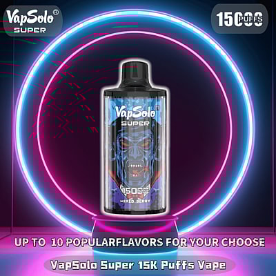 Un dispositivo per svapare VapSolo Super dal design colorato con un motivo futuristico a forma di vampiro, esposto in un ambiente illuminato al neon con un testo che evidenzia la sua capacità di 15.000 boccate e il sapore di frutti di bosco misti.