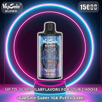 Un dispositivo de vapeo VapSolo Super con un diseño colorido que presenta un motivo de vampiro futurista, exhibido en un entorno iluminado con neón con texto que resalta su capacidad de 15,000 bocanadas y su sabor a frutos del bosque.