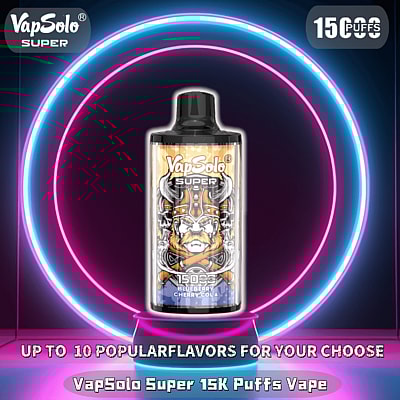 Un dispositivo VapSolo Super da 15.000 boccate, posizionato su uno sfondo circolare al neon, caratterizzato da un aroma di mirtillo, ciliegia e cola e un marchio decorativo.
