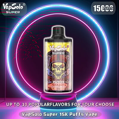 Immagine promozionale per VapSolo Super 15K Puffs Vape che mostra il prodotto con un'etichetta a tema teschio davanti a luci circolari al neon, evidenziando la disponibilità in dieci gusti popolari.