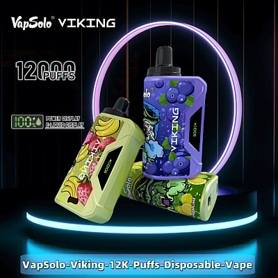 Três vapes descartáveis VapSolo Viking coloridos com designs vibrantes inspirados em frutas estão sobre um fundo preto iluminado por luzes de neon, destacando o recurso '12.000 Puffs' e os visores digitais.