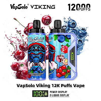 Productafbeelding van het VapSolo Viking wegwerp-vape-apparaat met een opvallend blauw piratenthema en reclamesmaken als bosbes, kers en cranberry, met 12.000 trekjes en een e-liquid-sterkteweergave.
