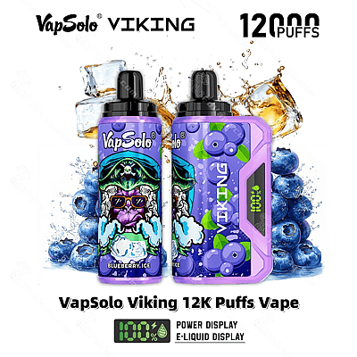 Kleurrijke reclame voor de VapSolo Viking 12.000 Puffs Vape met de smaak van bosbessenijs. De vape wordt getoond omringd door bosbessen en ijsblokjes, met de nadruk op het vermogen en de weergave van e-liquid.