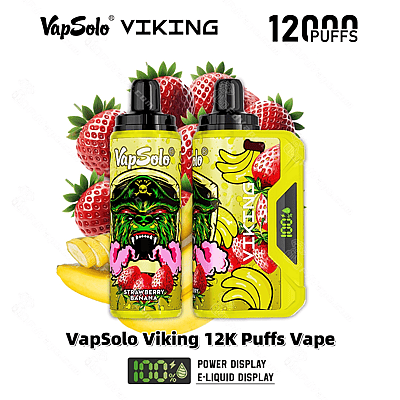 Promotiefoto met twee VapSolo Viking 12.000-puff vaping-apparaten met een aardbeien-bananensmaak, omringd door fruit, waarbij de kracht en de weergavefuncties van de e-liquid worden benadrukt.