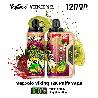 Promotiefoto van VapSolo Viking 12.000 Puffs vape-apparaten met aardbei-kiwi-smaak, met gestileerde afbeeldingen van fruit en een digitaal vermogensdisplay.