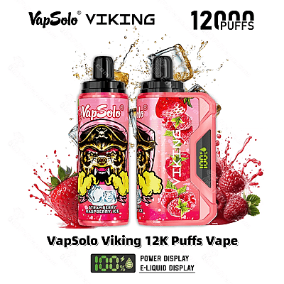 Een promotiefoto van de VapSolo Viking vape-kit met een capaciteit van 12.000 trekjes, weergegeven in een roze ontwerp met afbeeldingen van de smaak aardbei-frambozenijs en een digitaal display dat het vermogen en de e-liquidniveaus aangeeft.